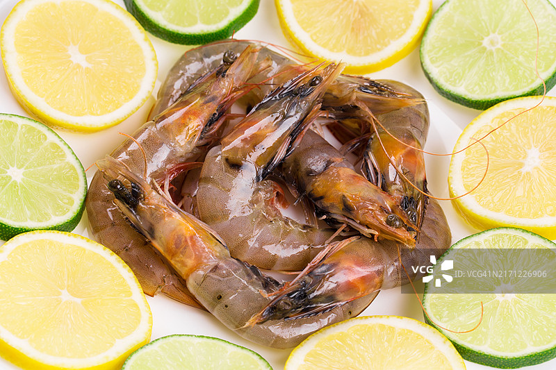 桌子上柠檬片和柠檬的特写图片素材