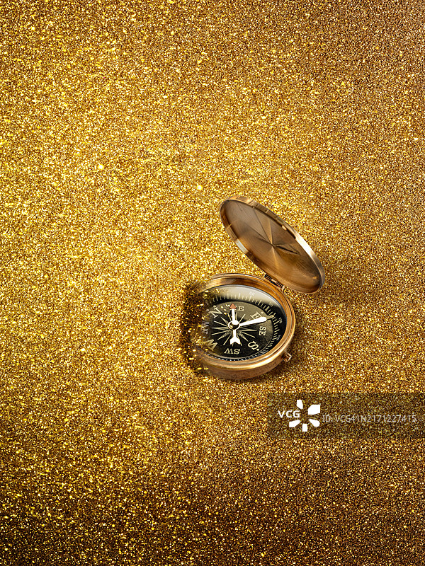 罗盘、金粉、寻宝概念图片素材
