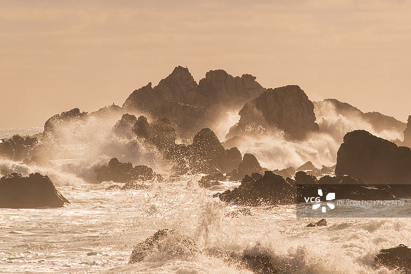 江原道三陟市新南港的波浪和浪花图片素材