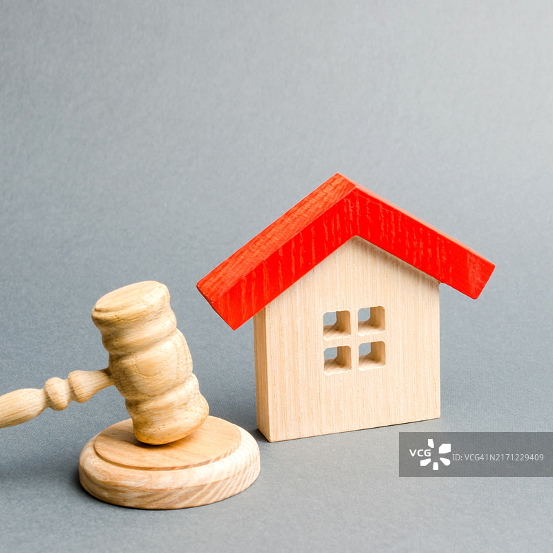迷你木屋与法官锤：解决财产纠纷、律师服务概念图片素材