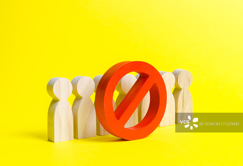 黄色背景上，人物雕像站在红色“禁止”标志后面，表达禁止表达其他意见、压制异议和言论自由以及种族灭绝、镇压的概念图片素材