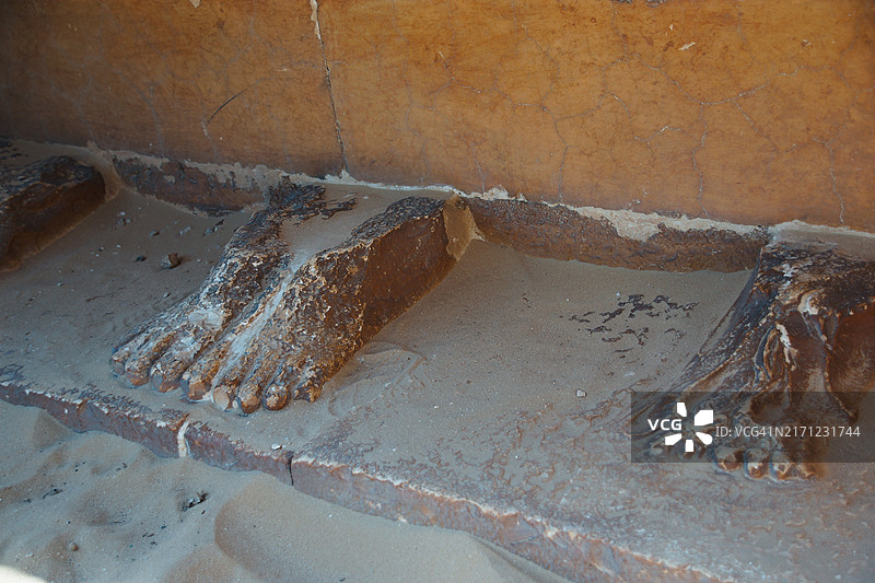 法老乔斯尔的葬礼建筑群中的脚部雕塑。埃及萨卡拉图片素材