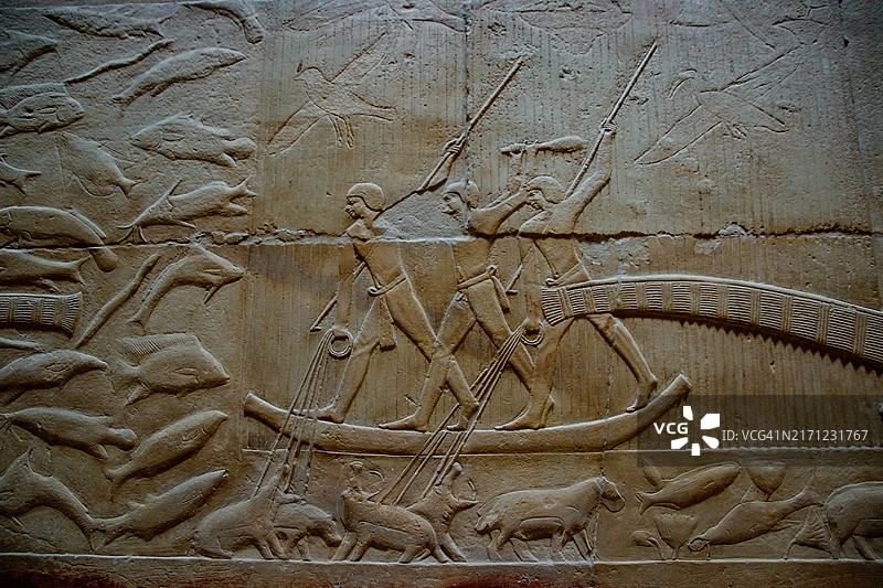 古王国的亡灵之城，贵族的墓葬。描绘鱼类和狩猎场景的浮雕细节。埃及萨卡拉。图片素材