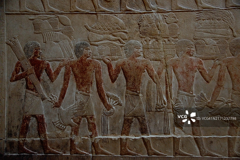 古埃及浮雕描绘了祭品。古王国的墓地，萨卡拉，埃及图片素材