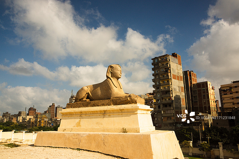 埃及亚历山大，庞培柱旁的狮身人面像雕像图片素材