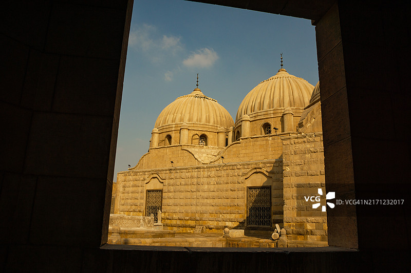 透过窗户看到的圆顶。穆罕默德·阿里家族的陵墓。马穆鲁克的墓葬。开罗的死者之城。图片素材