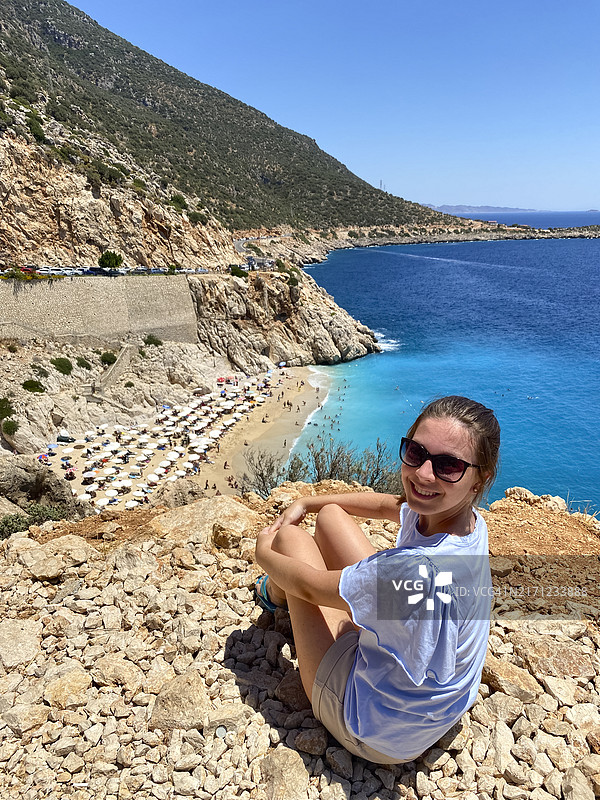 年轻快乐的女游客在土耳其安塔利亚度假图片素材