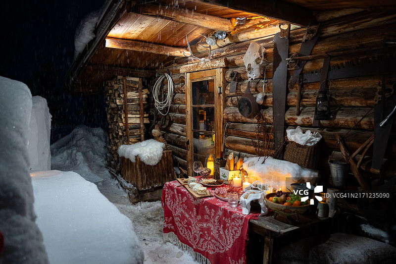雪夜里小木屋外摆满熟食的桌子图片素材