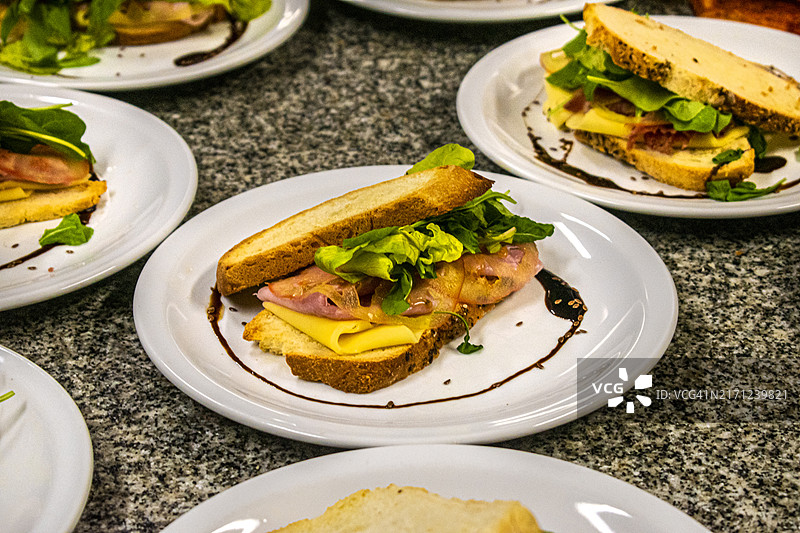 烤三明治配芝麻菜、番茄、火腿和奶酪图片素材
