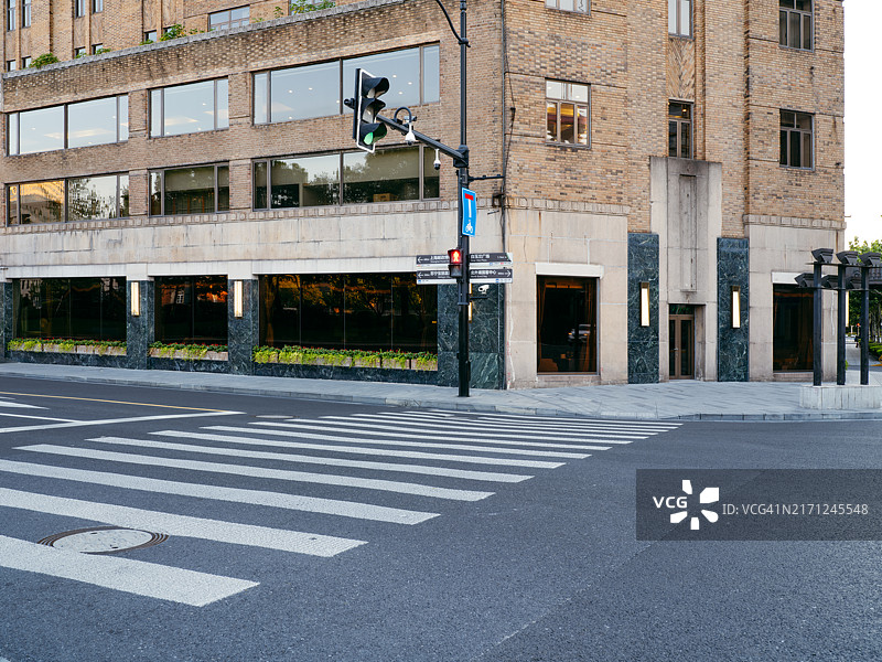 早晨空荡荡的城市街道图片素材