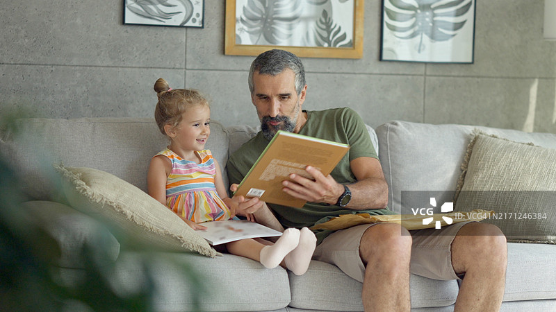 父亲节：爸爸给女儿带来儿童书籍礼物图片素材