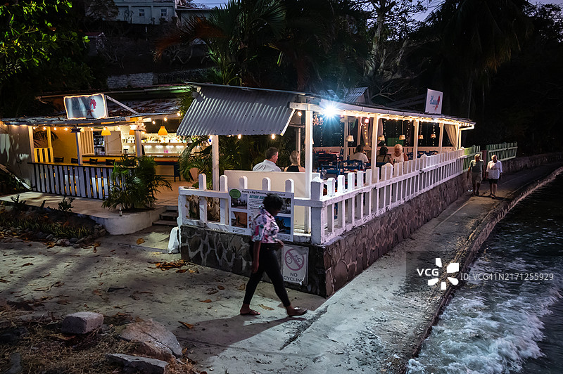 圣文森特和格林纳丁斯贝基亚岛的黄昏海滨餐厅图片素材