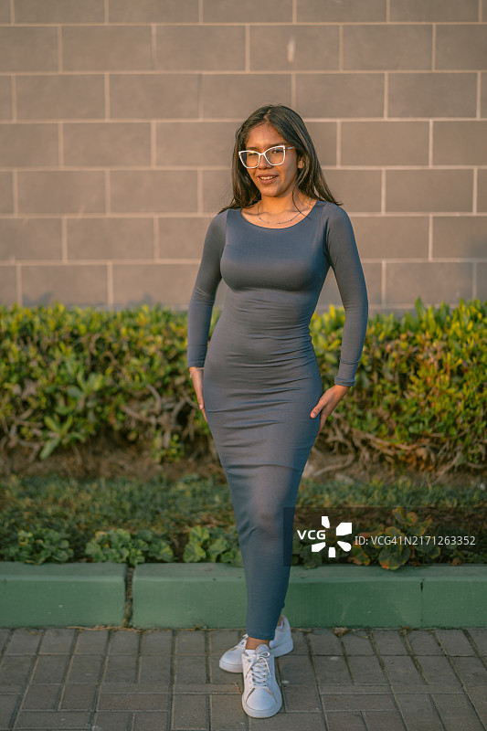 站立摆姿势的女人图片素材