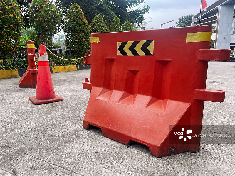 公寓停车区的道路障碍和交通锥图片素材