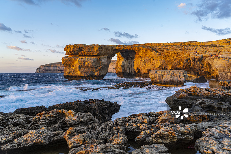 戈佐岛蓝色洞穴日落时分的悬崖图片素材