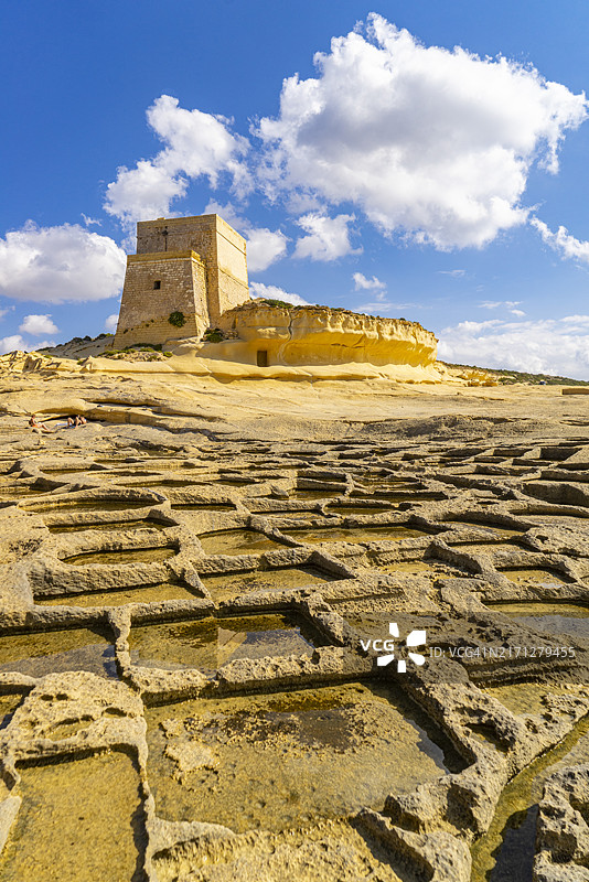 马耳他：岩石上的古老盐池图片素材