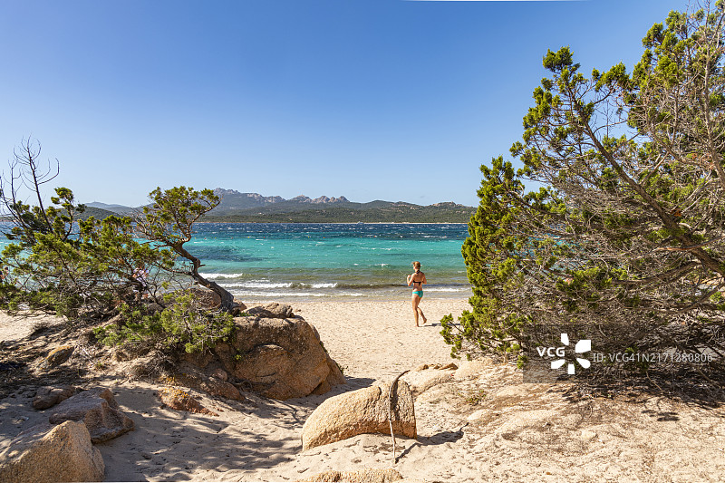 撒丁岛卡普里乔利海滩图片素材
