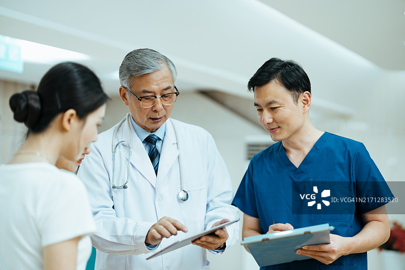 亚洲老年医生和男护士与老年患者及其女儿在医院交谈图片素材