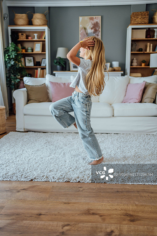 可爱的女孩在家跳舞图片素材