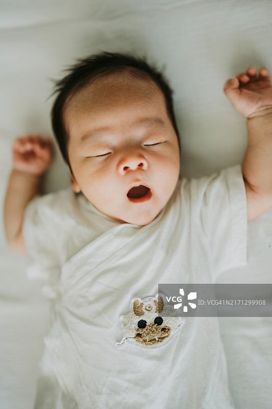 正在打呵欠的亚洲新生婴儿图片素材