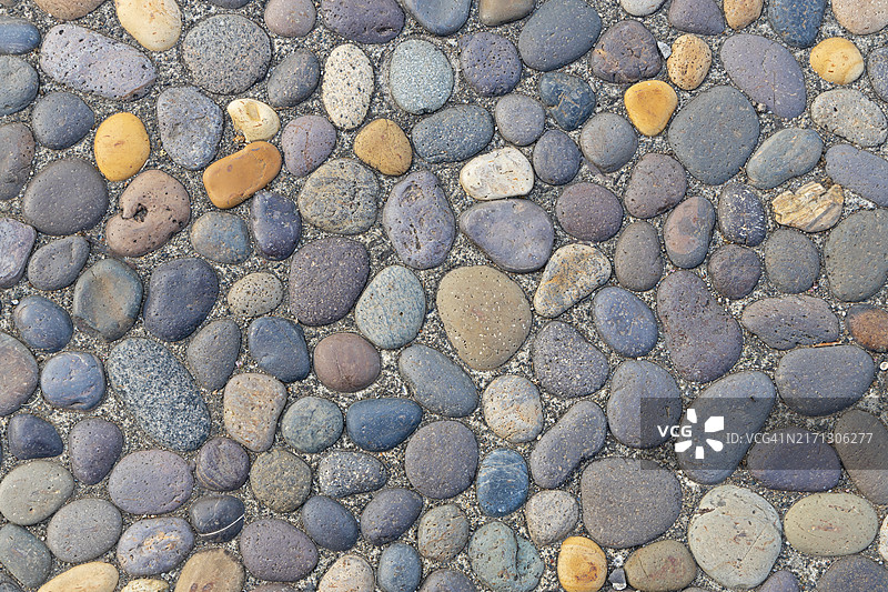 天然彩色鹅卵石表面。图片素材
