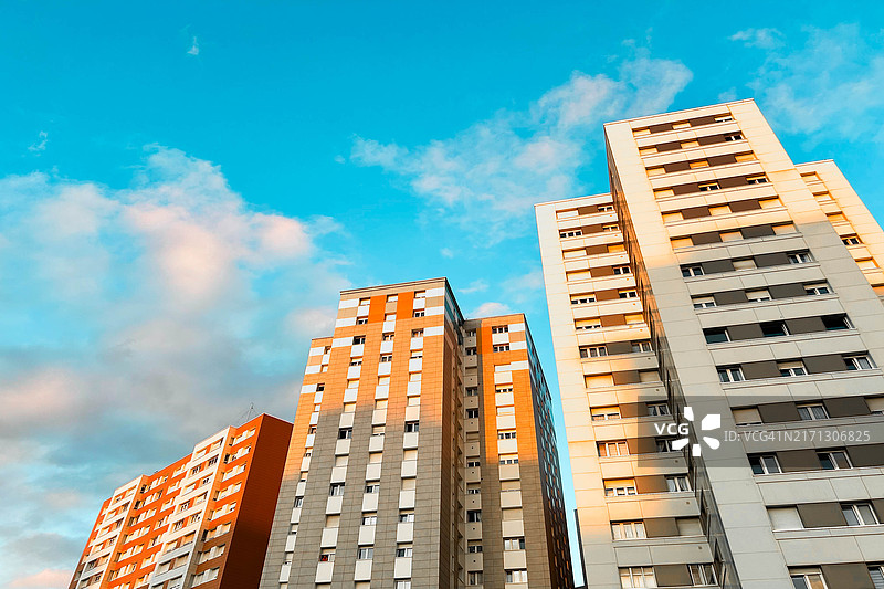 日落时分的住宅楼图片素材