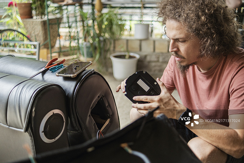 修理旧电器设备图片素材