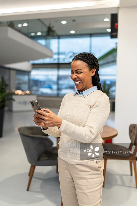 非裔美国女商人使用手机图片素材