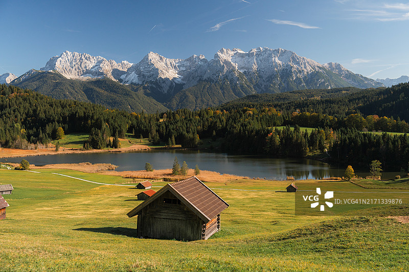 秋季巴伐利亚阿尔卑斯山格罗尔德湖的田园风光图片素材