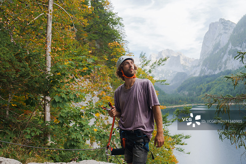 在奥地利湖附近的铁索栈道顶部的男人肖像图片素材