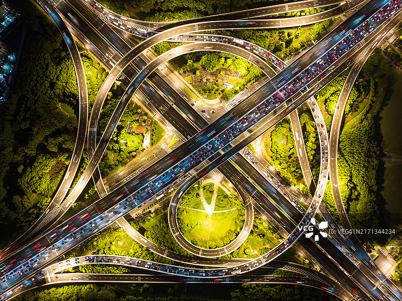 夜间立交桥高角度视图图片素材