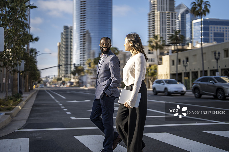 自信的商务专业人士在城市环境中行走图片素材