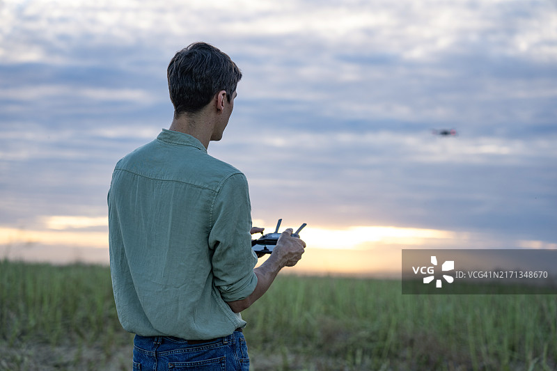 年轻的精准农业专家用无人机评估收割过程图片素材