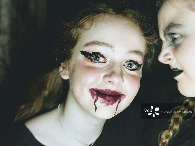 青少年姐妹的万圣节趣味面孔图片素材