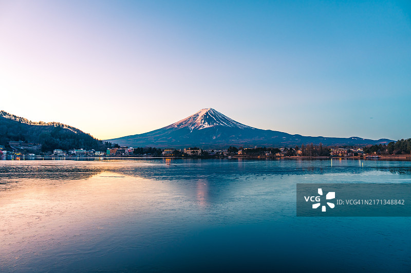 从河口湖和河口湖镇眺望冬日晴朗的富士山图片素材