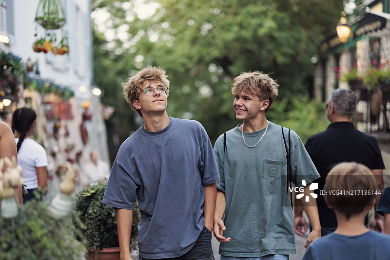 两个青少年兄弟在巴黎蒙马特迷人的老城区街道观光图片素材