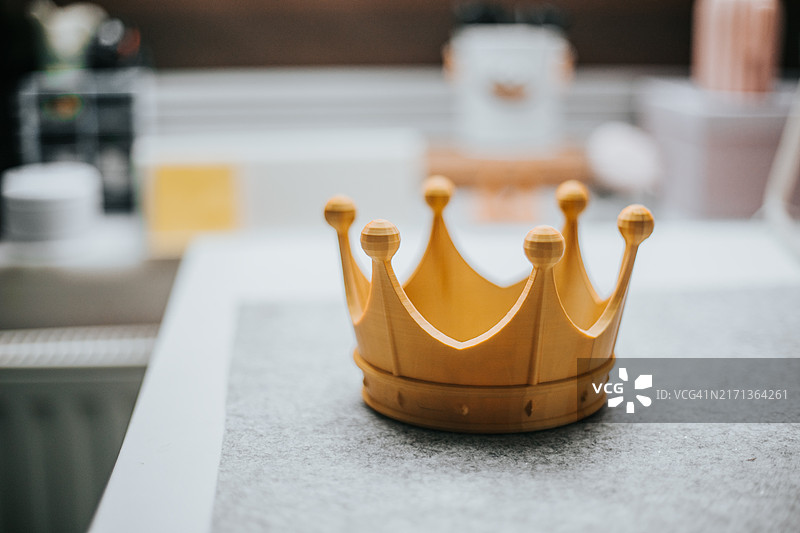 白色表面上的塑料国王图片素材