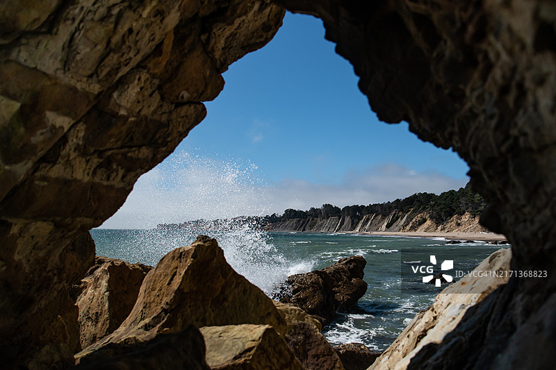 海湾处的海浪拍打图片素材