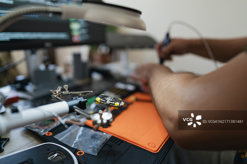 工程师在工作站组装FPV无人机图片素材