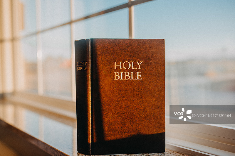 窗台上的《圣经》图片素材