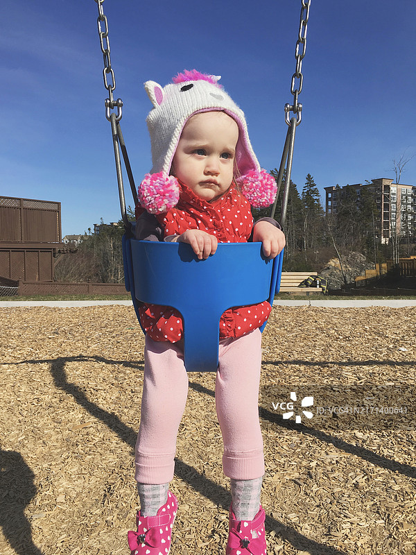 不高兴地荡秋千图片素材