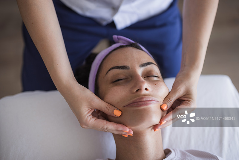 正在接受面部抗皱按摩的女人图片素材