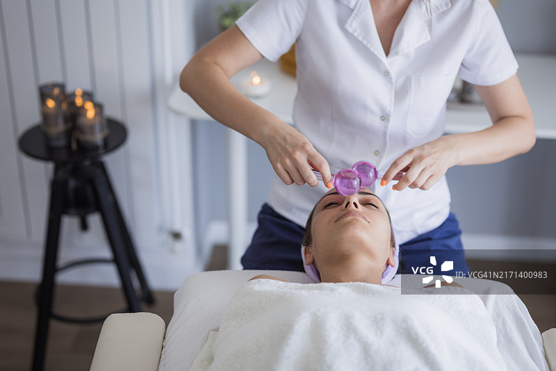 女人做面部按摩，特写图片素材