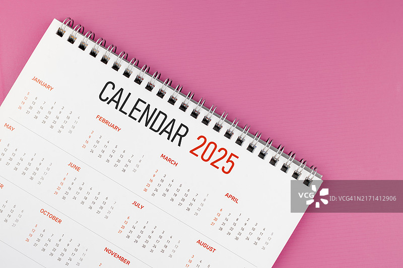 2025年粉色桌面日历，带文案空间图片素材