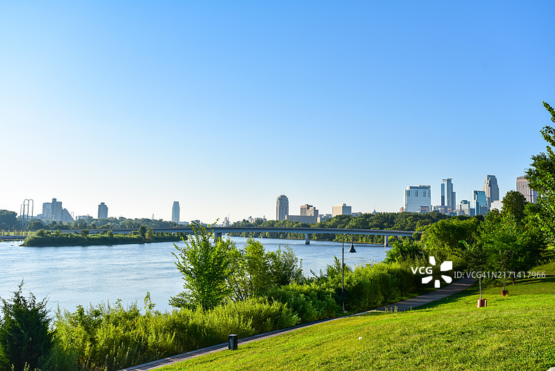 明尼阿波利斯河滨风光与城市天际线图片素材