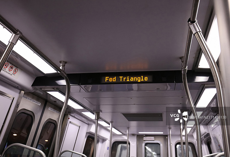 华盛顿特区地铁列车内的联邦三角地铁站标志图片素材