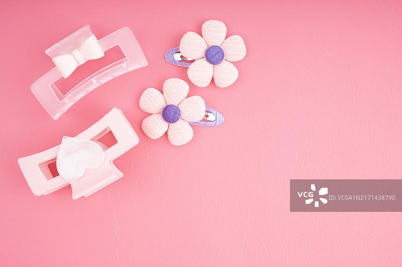 粉色背景上的粉色发夹，留有复制空间图片素材