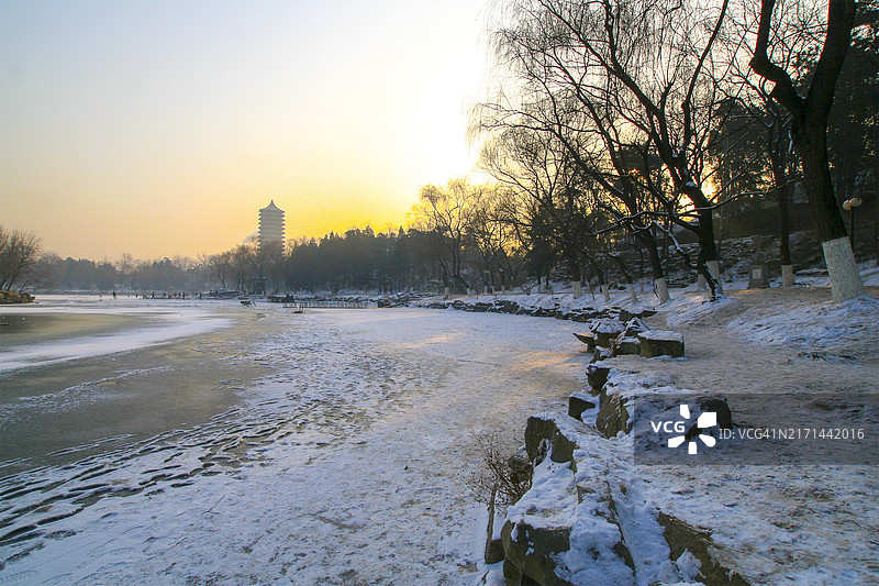 北京大学未名湖的雪景冬日图片素材