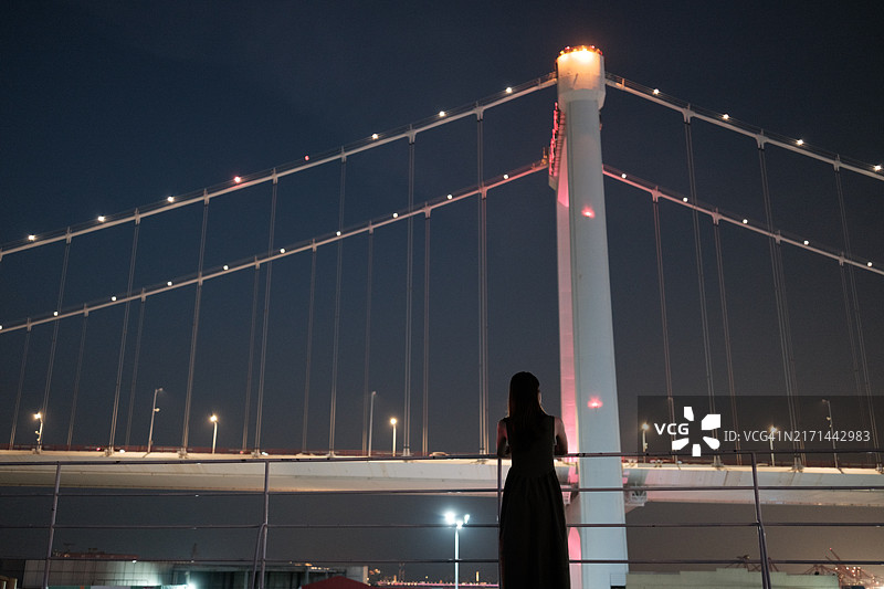 女子在桥下欣赏夜景图片素材