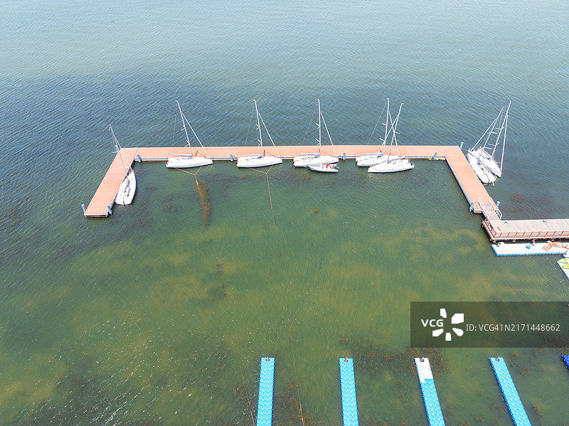 停泊在湖上的帆船图片素材